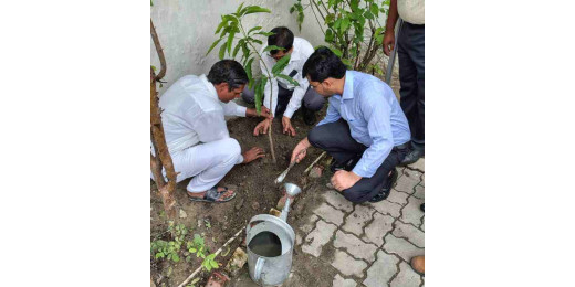जिला पदाधिकारी सुब्रत कुमार सेन ने कोषागार कार्यालय का किया निरीक्षण, परिसर में लगाया पौधा